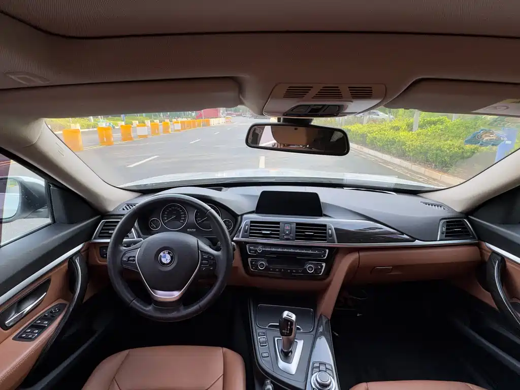 BMW 3 Series GT 3 GT 2017 320i Luxury