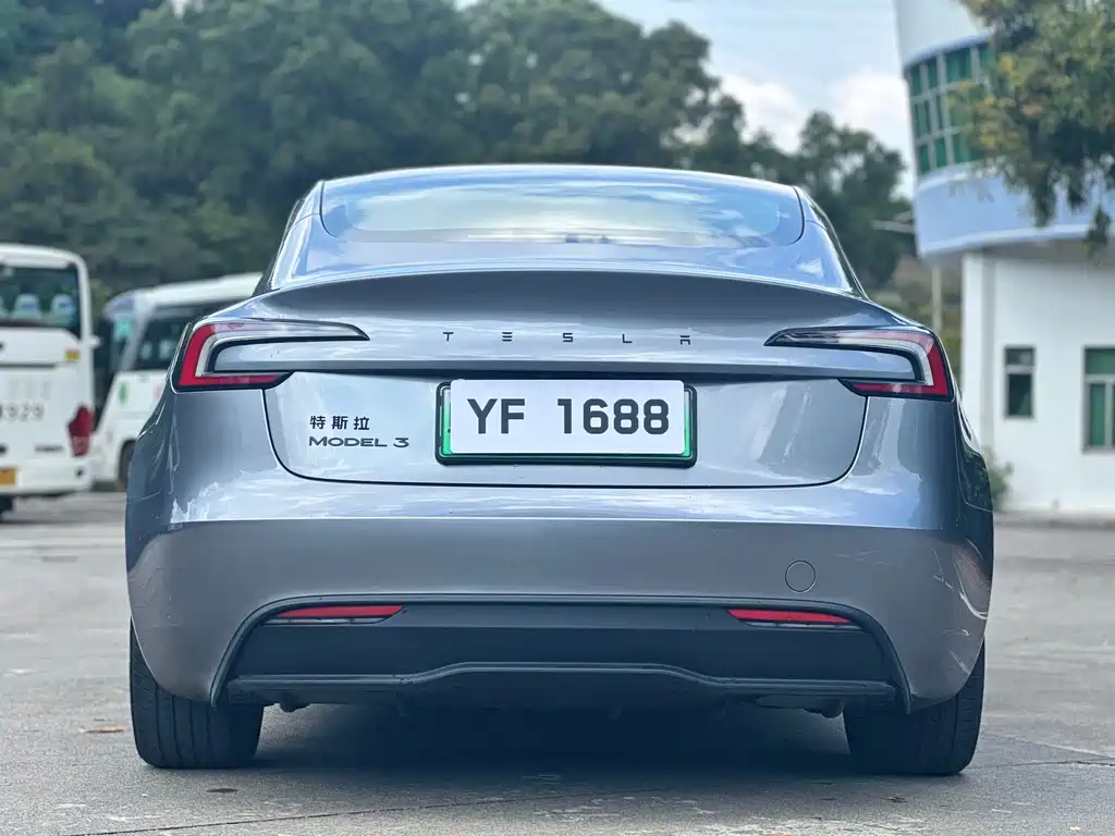 Tesla Model 3 — миниатюра 6