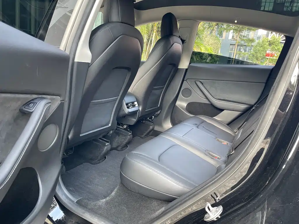 Tesla Model Y — миниатюра 7