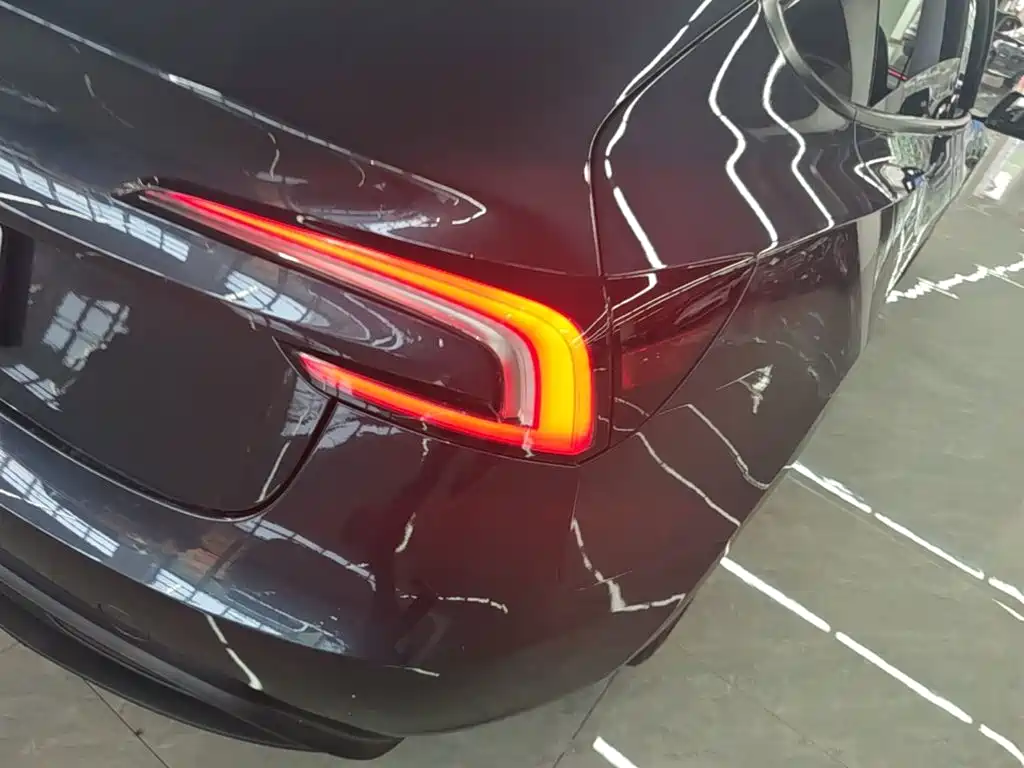 Tesla Model 3 — миниатюра 8
