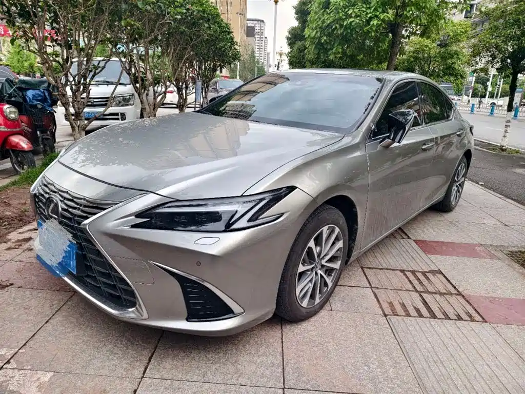 Lexus ES 2025