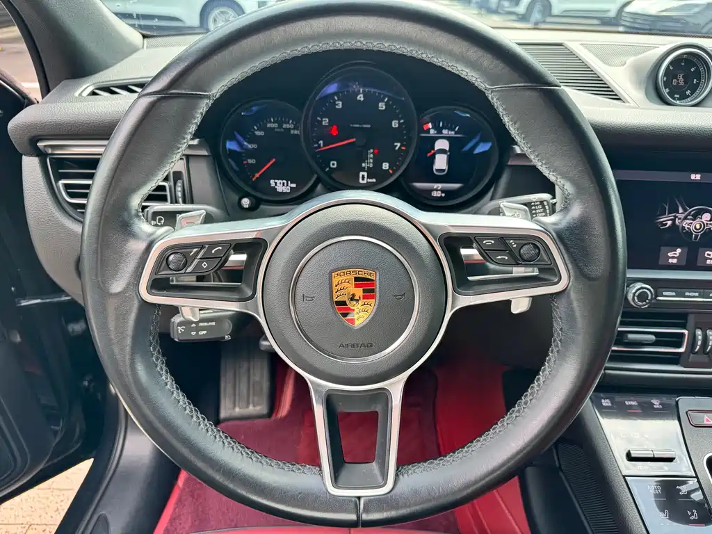 PORSCHE MACAN