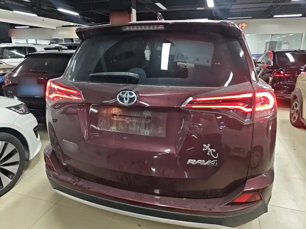 Toyota RAV4 — миниатюра 6