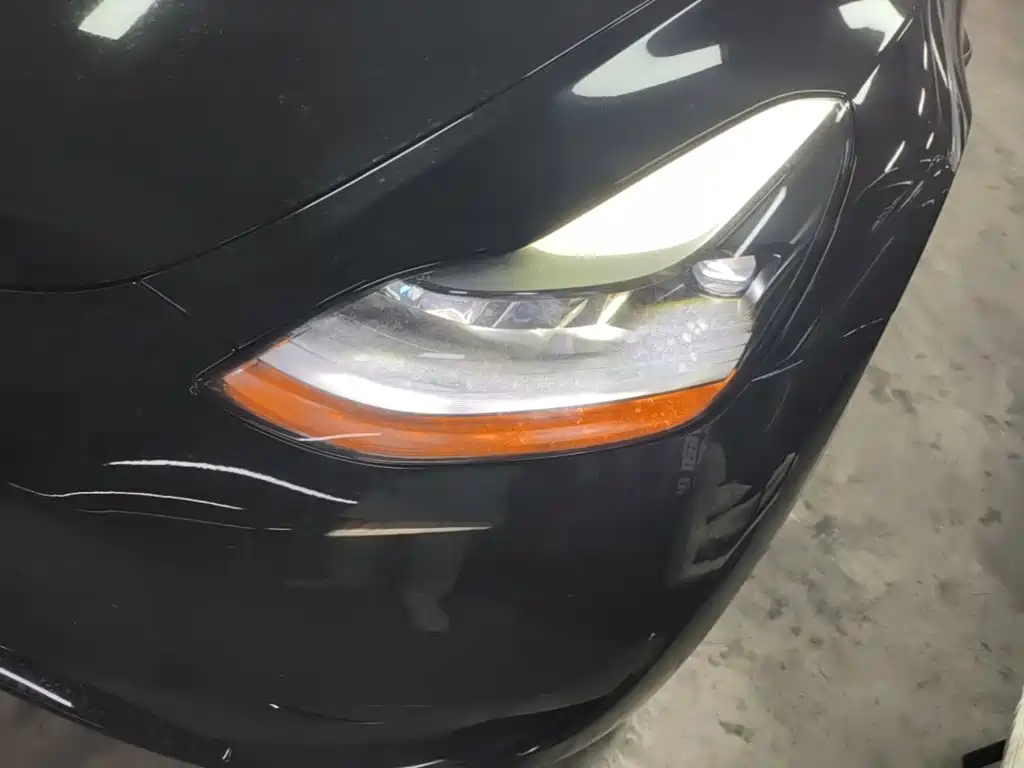 Tesla Model Y — миниатюра 24