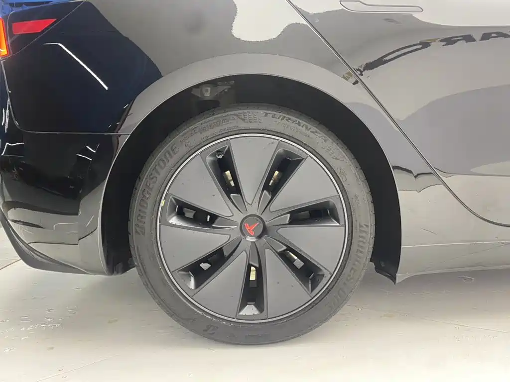 Tesla Model 3 — миниатюра 11