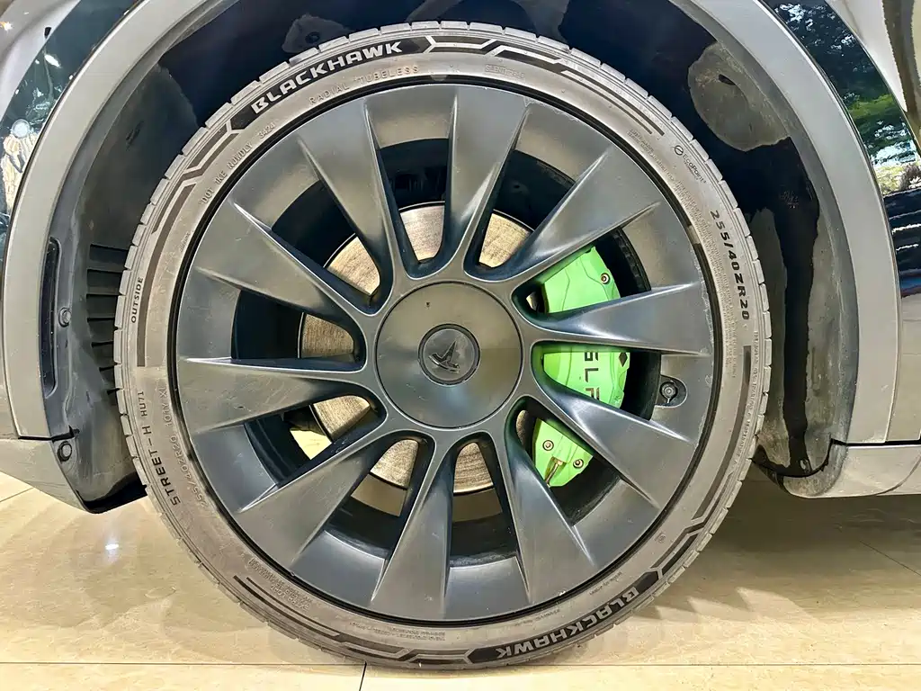 Tesla Model Y — миниатюра 20