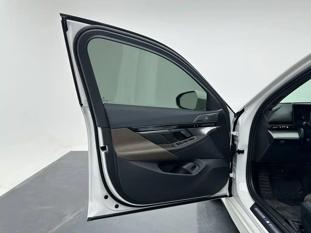 BMW 5 Series — миниатюра 11