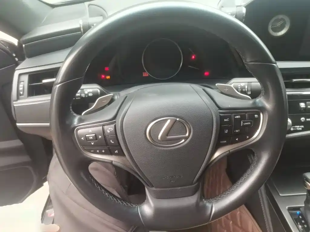Lexus ES — миниатюра 11