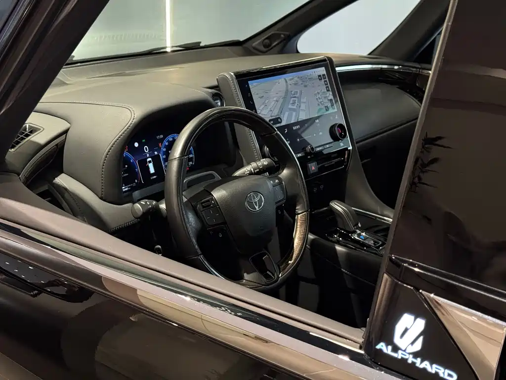 Toyota Alphard — миниатюра 5