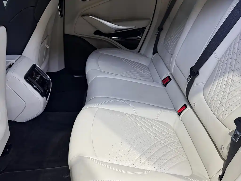 Aston Martin DBX — миниатюра 10