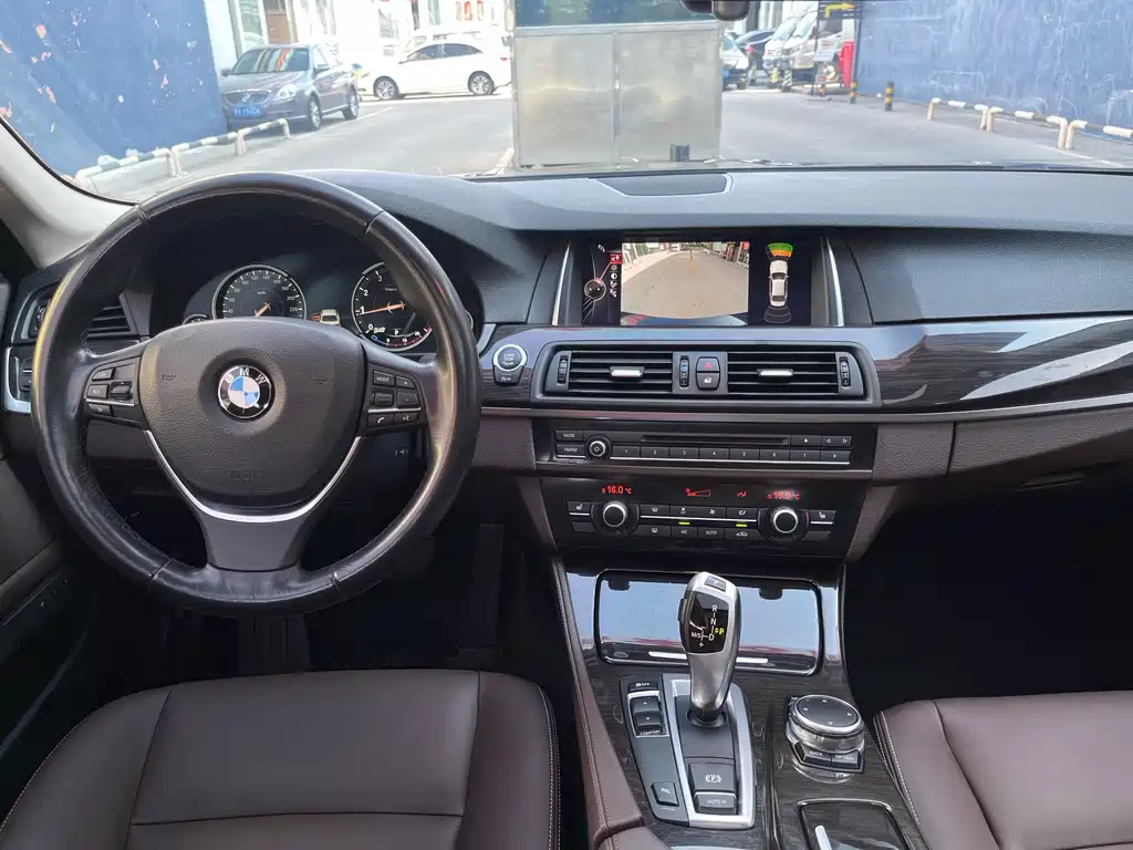 BMW 5 Series — миниатюра 13
