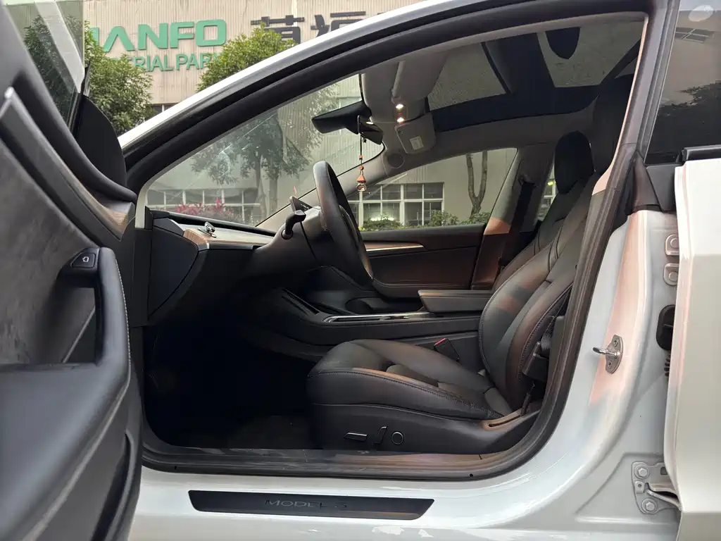 Tesla Model 3 — миниатюра 6