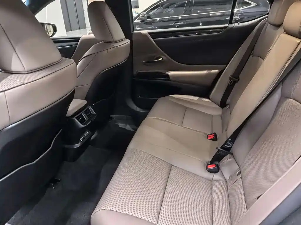 Lexus ES — миниатюра 8