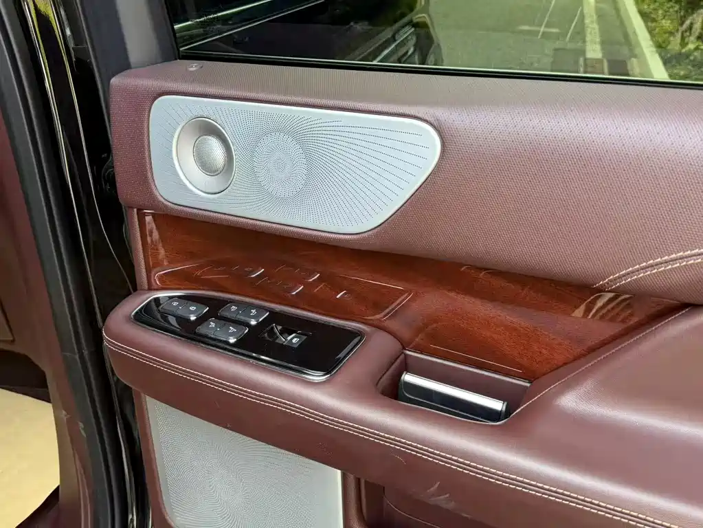 Lincoln Navigator — миниатюра 31