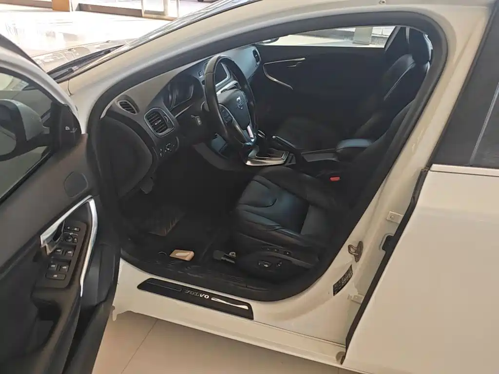 Volvo V40 — миниатюра 16
