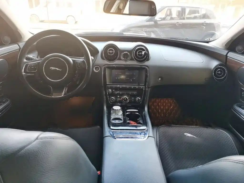 Jaguar XJ — миниатюра 10