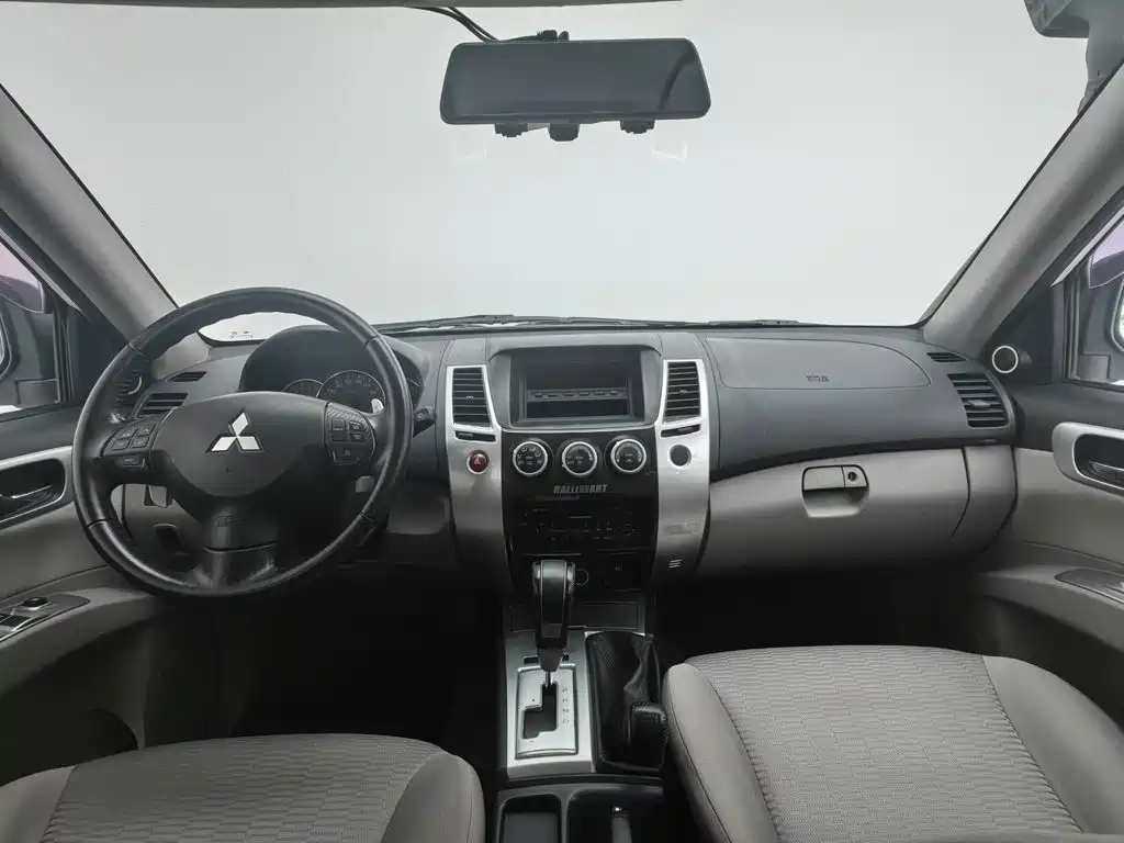 Mitsubishi Pajero Sport — миниатюра 5