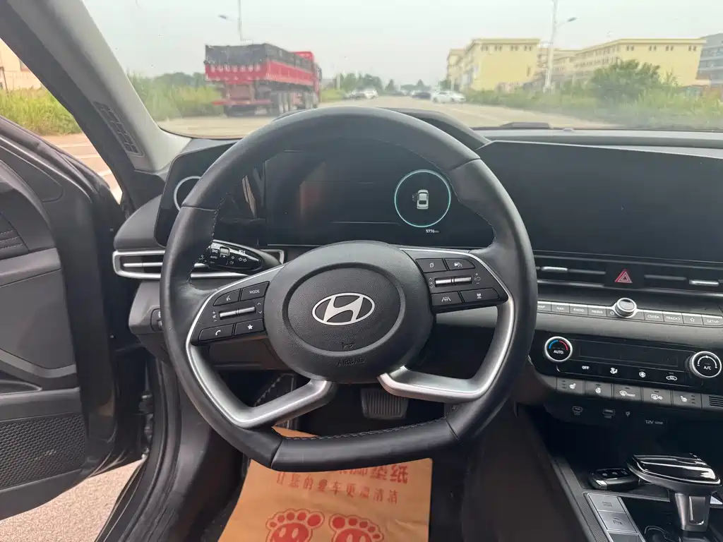 Hyundai Elantra 2023 1.5L CVT TOP Flagship