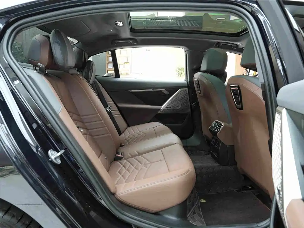 BMW 5 Series — миниатюра 13