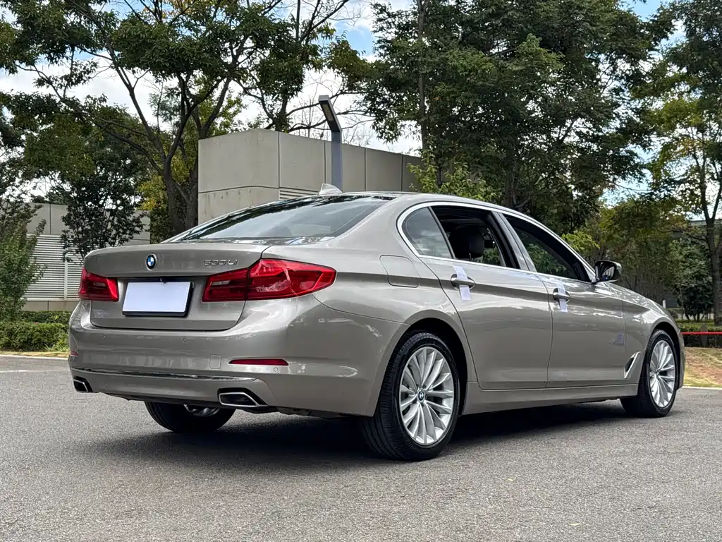 BMW 5 Series — миниатюра 6