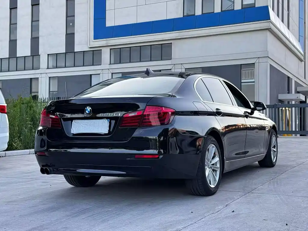 BMW 5 Series — миниатюра 9