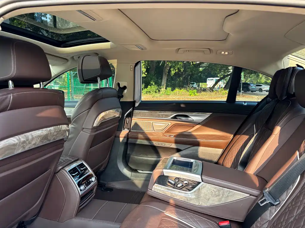 BMW 7 Series — миниатюра 8