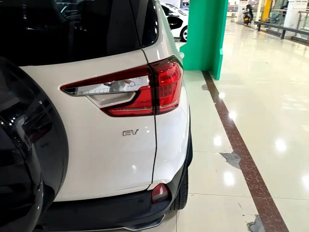 BYD Yuan EV — миниатюра 8
