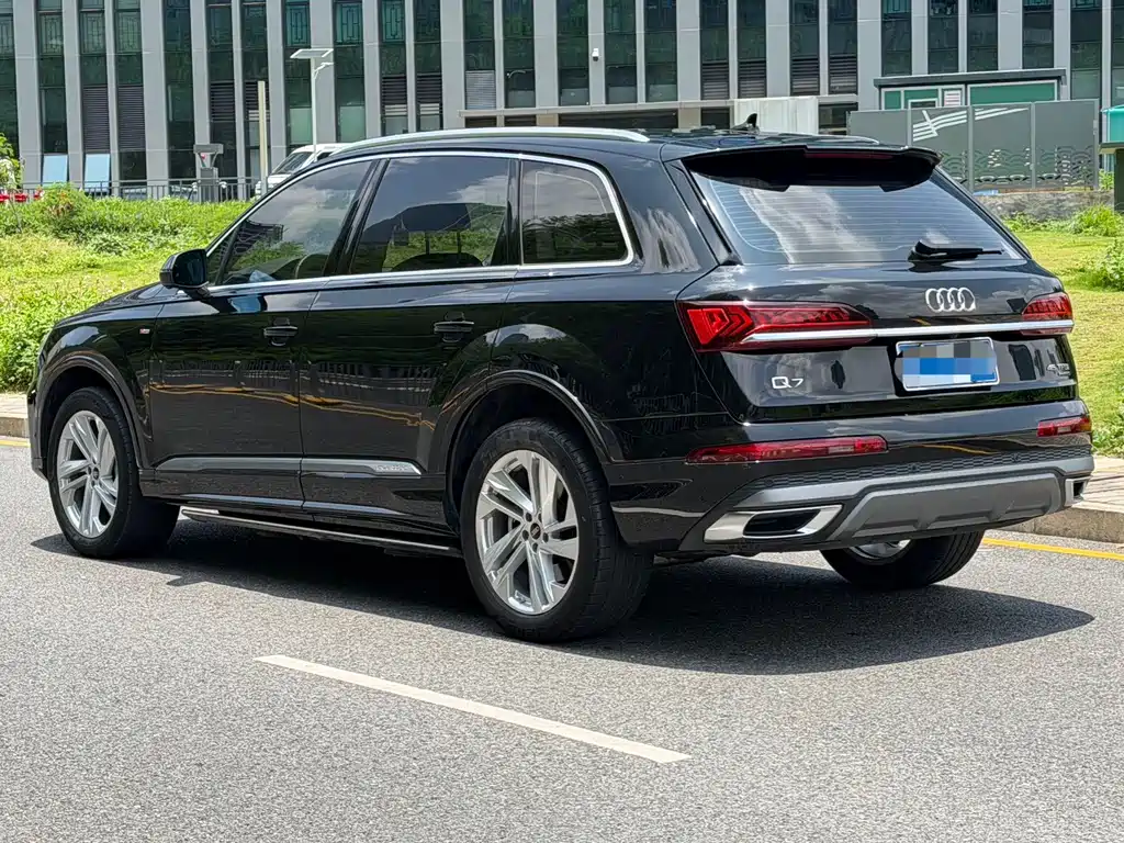 Audi Q7 2023 45 TFSI quattro S line Sport