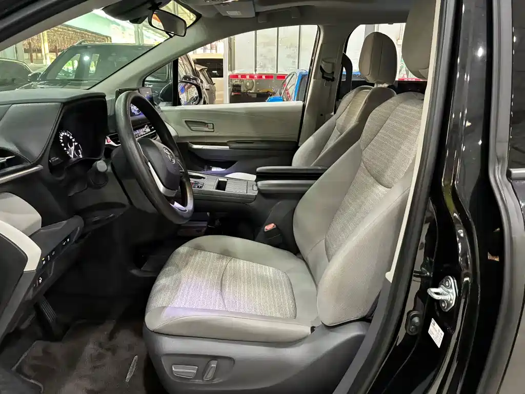 Toyota Sienna — миниатюра 6