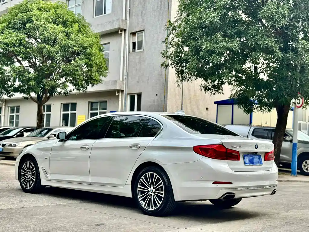 BMW 5 Series — миниатюра 12