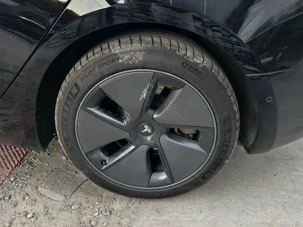 Tesla Model 3 — миниатюра 6