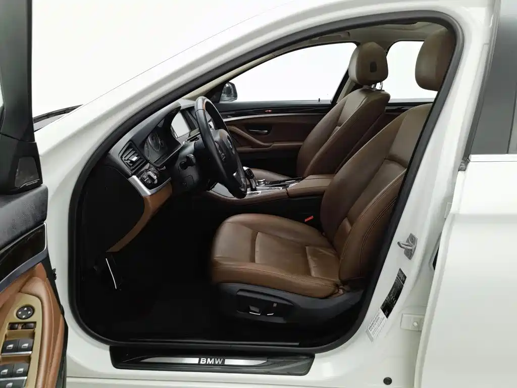 BMW 5 Series — миниатюра 10