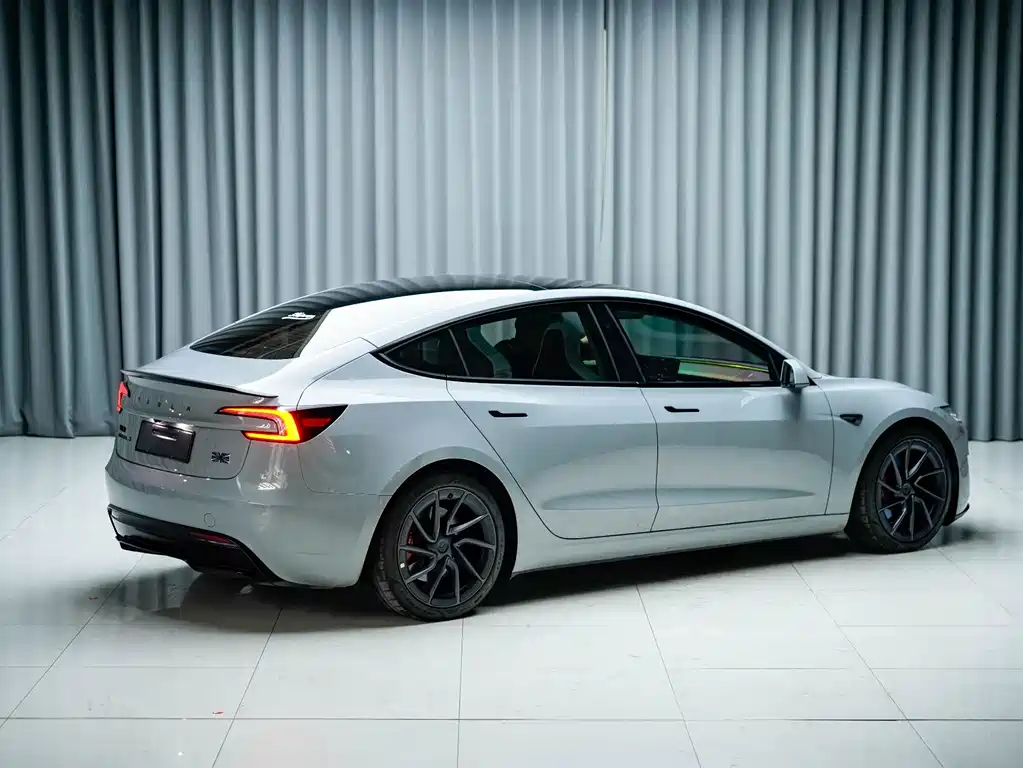 Tesla Model 3 — миниатюра 6