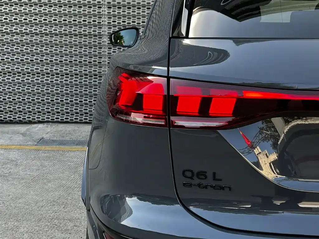 AUDI Q6L E TRON