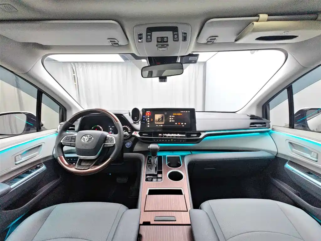 Toyota Granvia 2023 2.5L Luxury