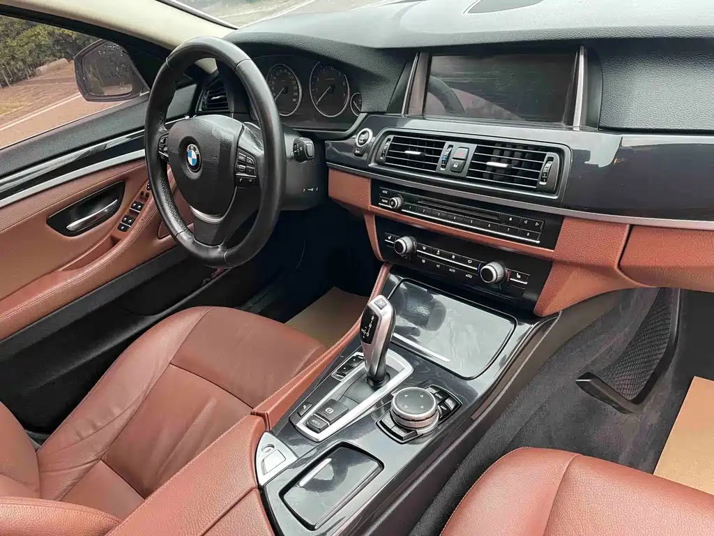 BMW 5 Series — миниатюра 13