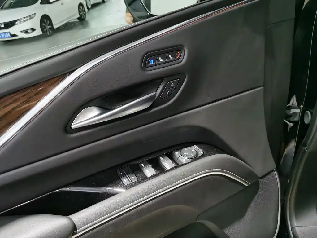 Cadillac Escalade — миниатюра 14