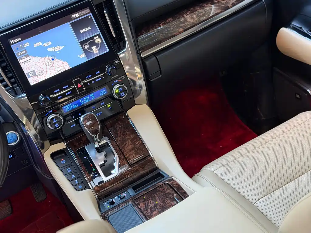 Toyota Alphard — миниатюра 7
