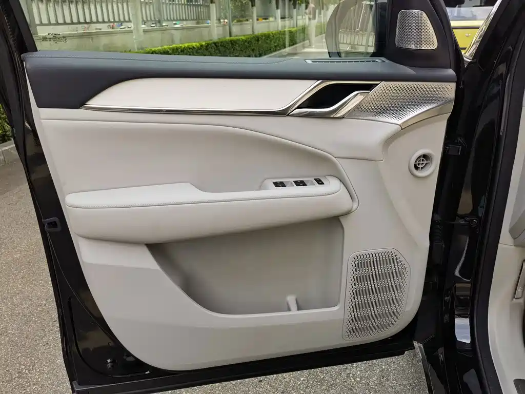 Volvo EM90 — миниатюра 9