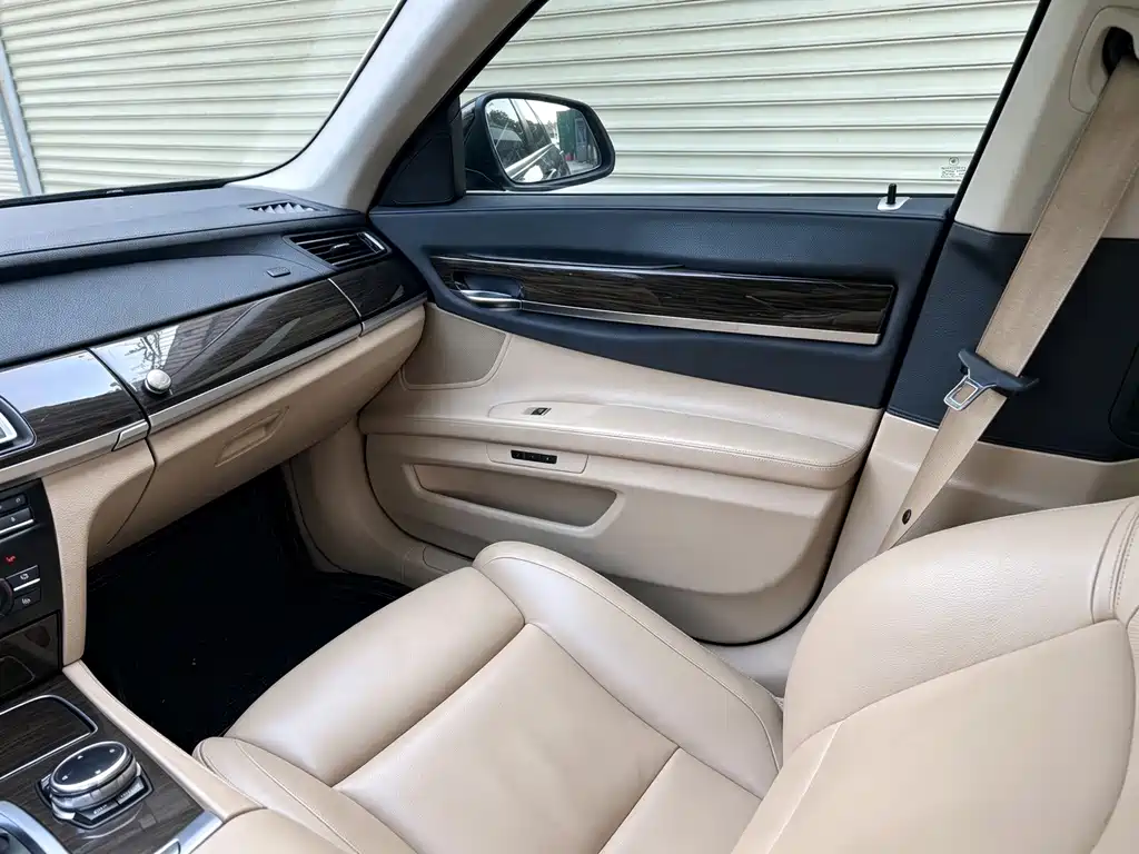 BMW 7 Series — миниатюра 11