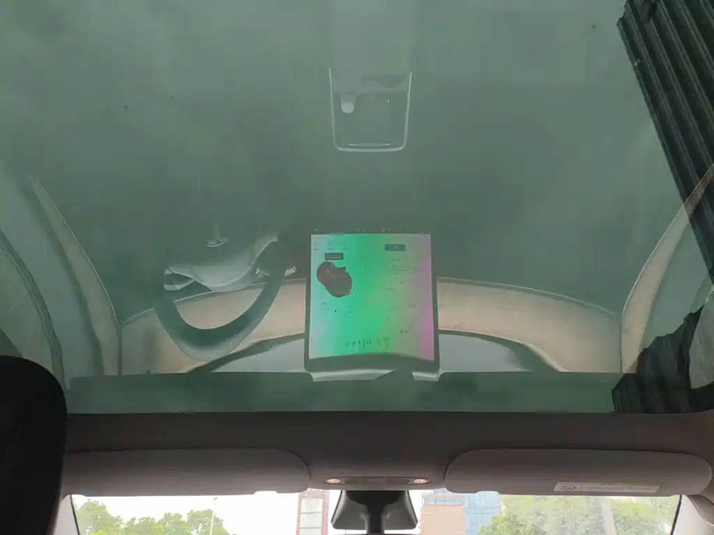 Tesla Model Y — миниатюра 18