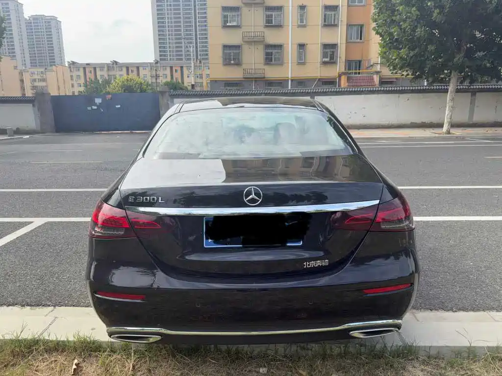 Mercedes-Benz E-Class — миниатюра 8