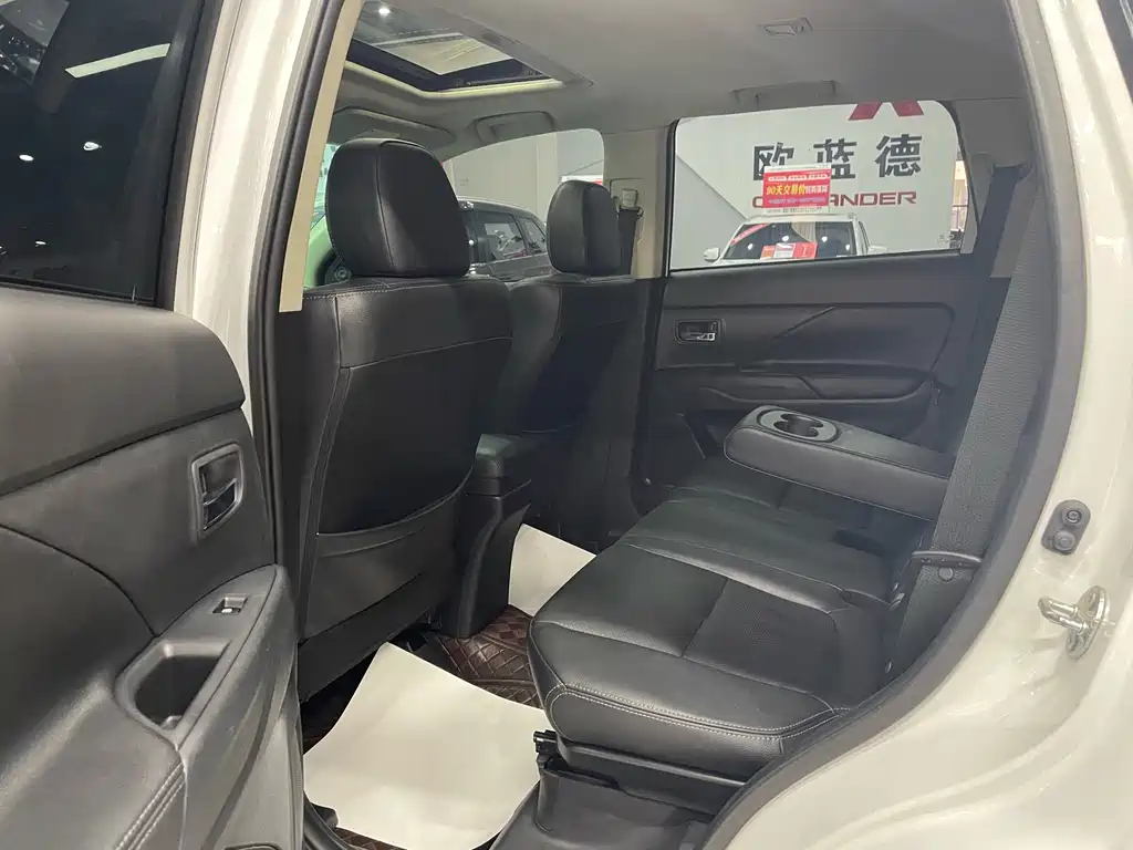 MITSUBISHI OUTLANDER