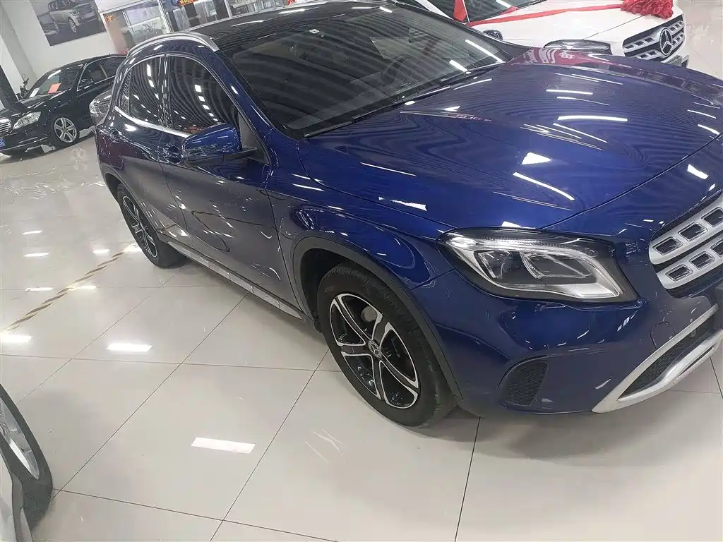 MERCEDES-BENZ  GLA