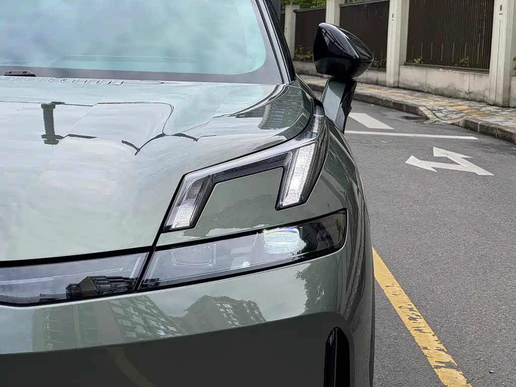 Lynk & Co 08 EM-P 2023 220km Halo
