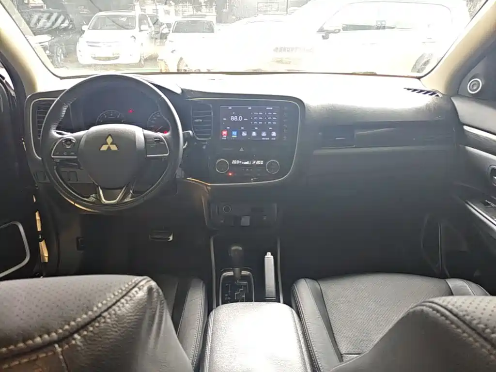 Mitsubishi Outlander — миниатюра 10
