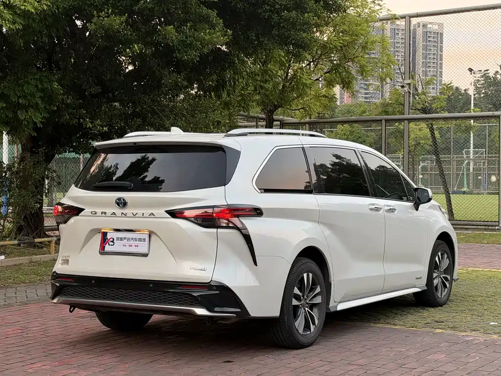 Toyota Granvia — миниатюра 11