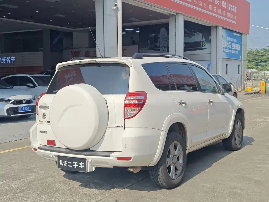 Toyota RAV4 — миниатюра 13