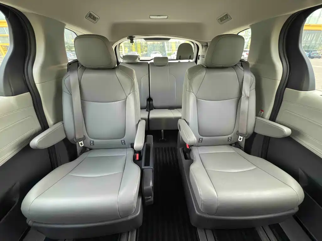 Toyota Granvia — миниатюра 10