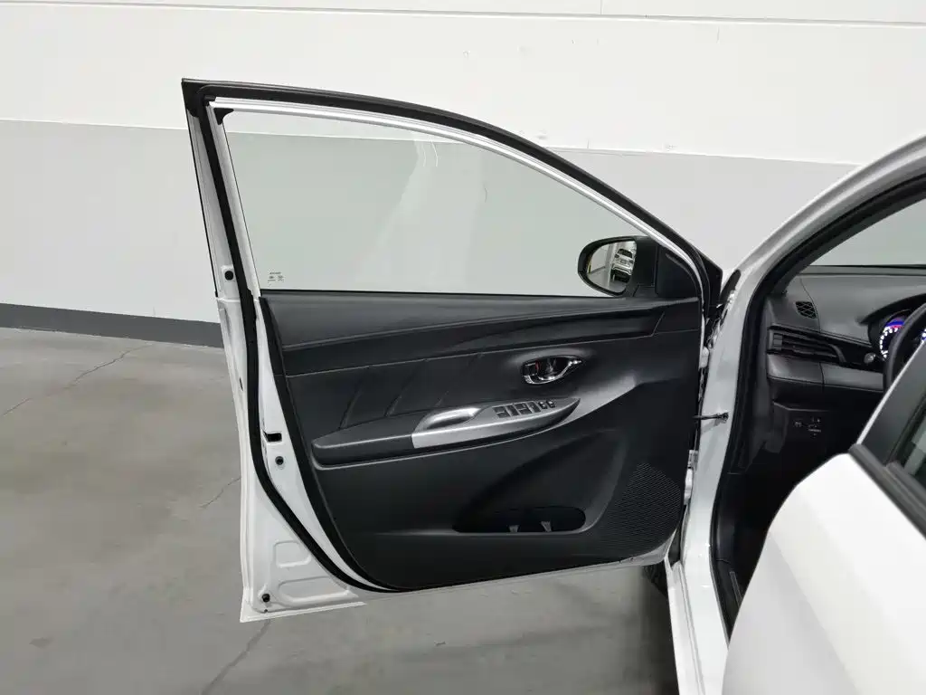 Toyota Yaris L — миниатюра 8